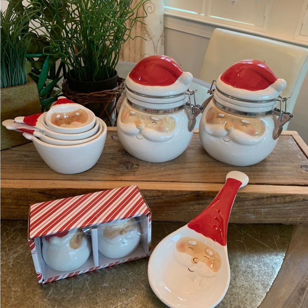 “HOME ESSENTIALS” SANTA CHRISTMAS SET
INCLUDES 5 PIECES
